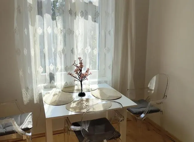 1 Minuta,by Grand Hotel, Sheraton, Molo, Location